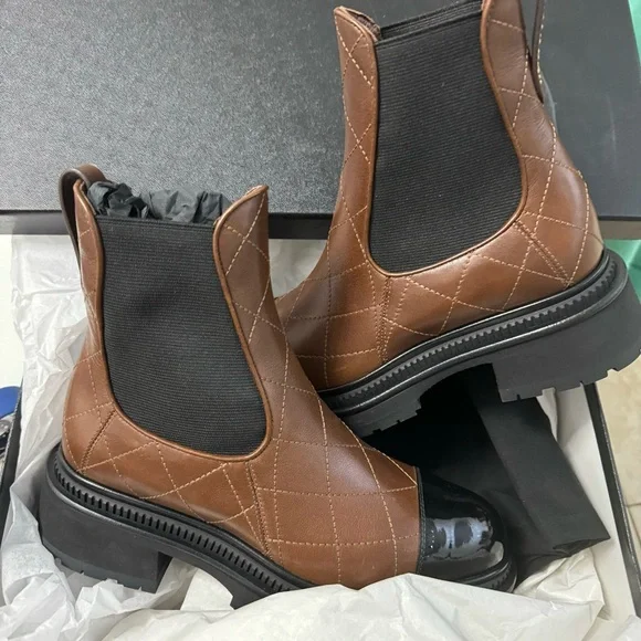 Chanel ankle boots NWT stylish color and shiny fronts - Picture 3 of 14